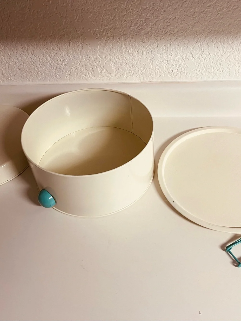 Vintage-Inspired Cream Cake/Pie Carrier with Teal Handle